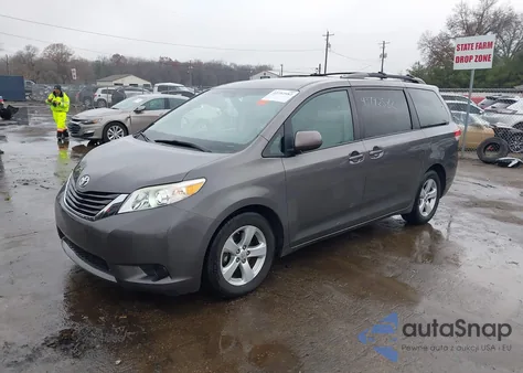 2014 Toyota Sienna Le V6 8 Passenger z USA, uszkodzony, nr VIN 5TDKK3DC6ES418253
